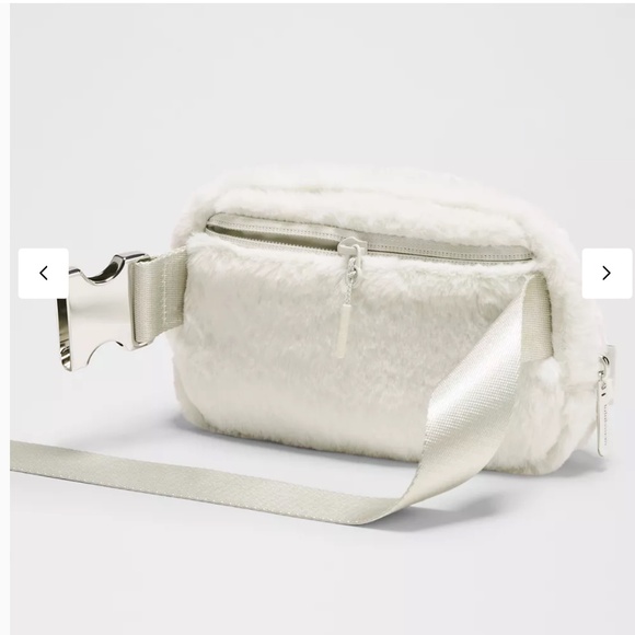 Lululemon Everywhere Belt Bag Plush Fleece 1L - Picture 4 of 5